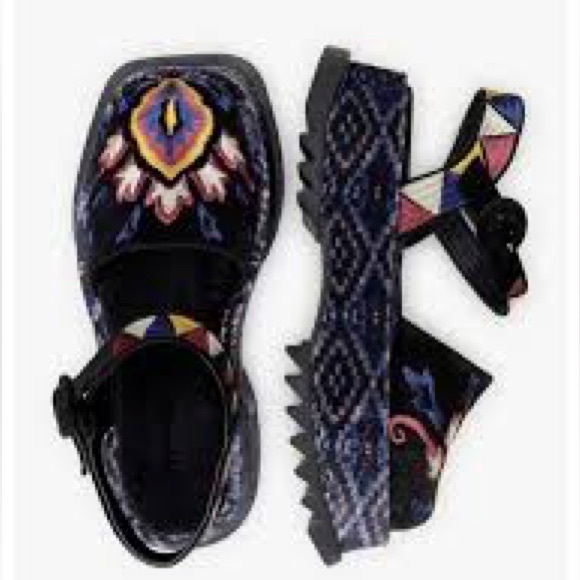 Farm Rio Black Embroidered Closed Toe Platform Sandals Shoes Sz 7 - Picture 1 of 11